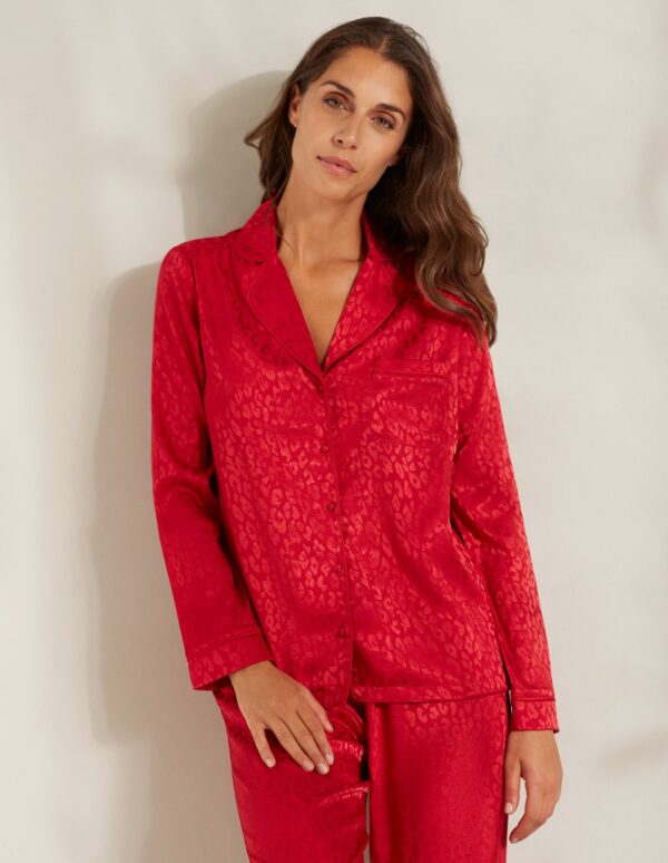 Pyjama long femme léopard rouge avec ouverture sur le devant