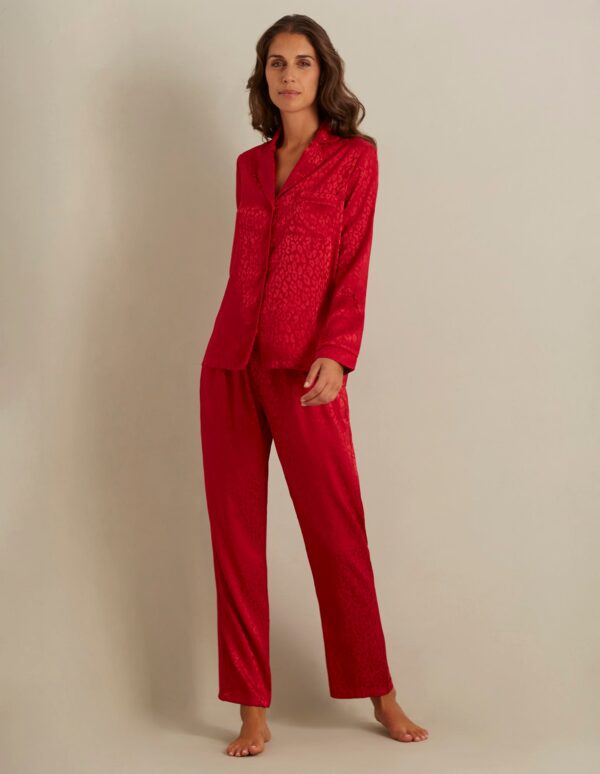 Pyjama long femme léopard rouge avec ouverture sur le devant – Image 5