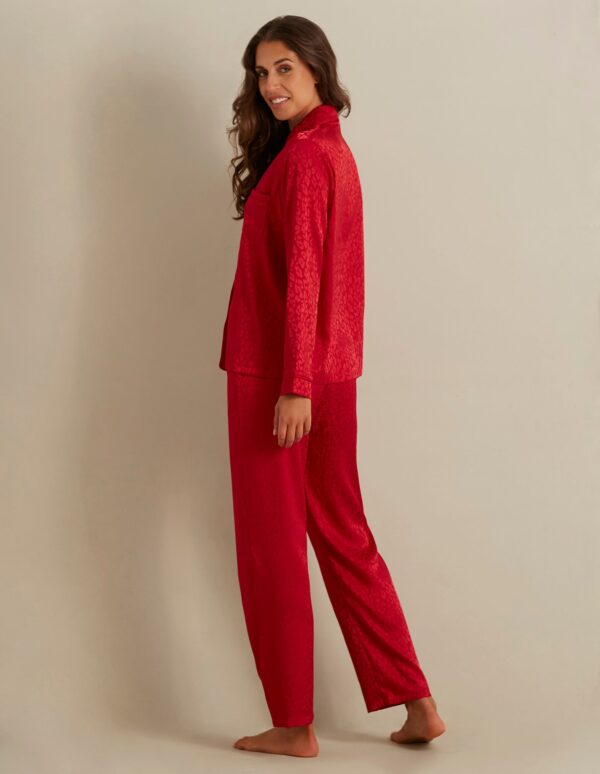 Pyjama long femme léopard rouge avec ouverture sur le devant – Image 3