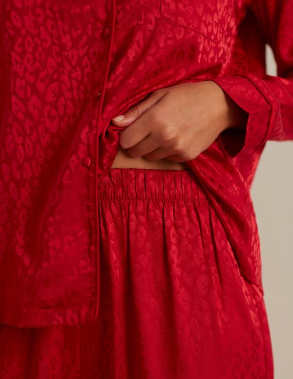 Pyjama long femme léopard rouge avec ouverture sur le devant – Image 4