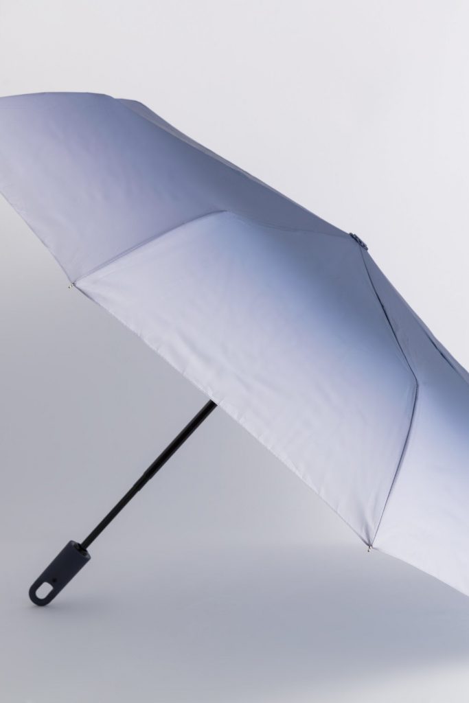 Femme au parapluie sous la pluie