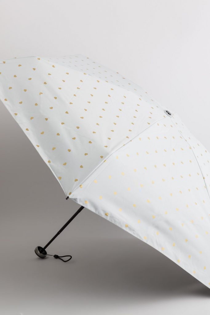 Femme au parapluie sous la pluie