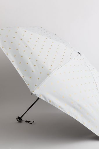 Femme au parapluie sous la pluie