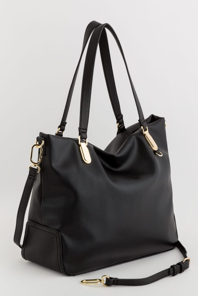 Femme faisant du shopping à Nettuno