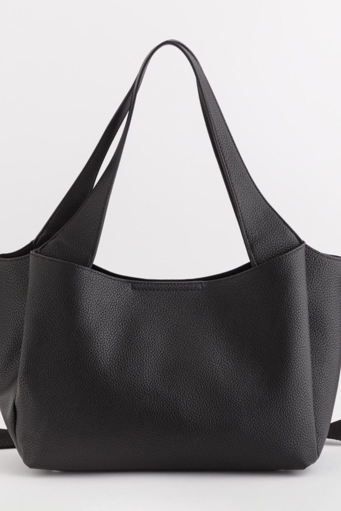 Dame faisant les boutiques