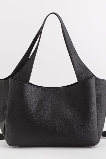 Dame faisant les boutiques