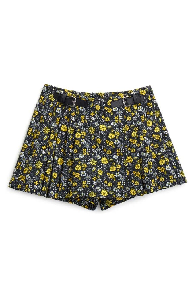 Culotte fleurie pour fille en ville d’automne