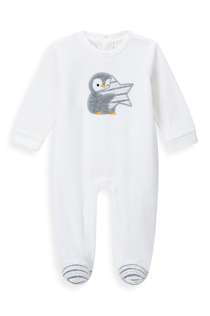 Combinaison classique M pour nouveau-né aux tons doux, motif pingouin et étoile