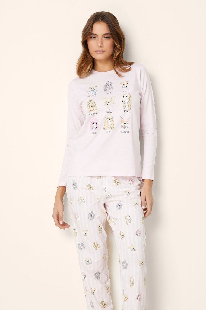 Pyjama femme avec de jolis chiens