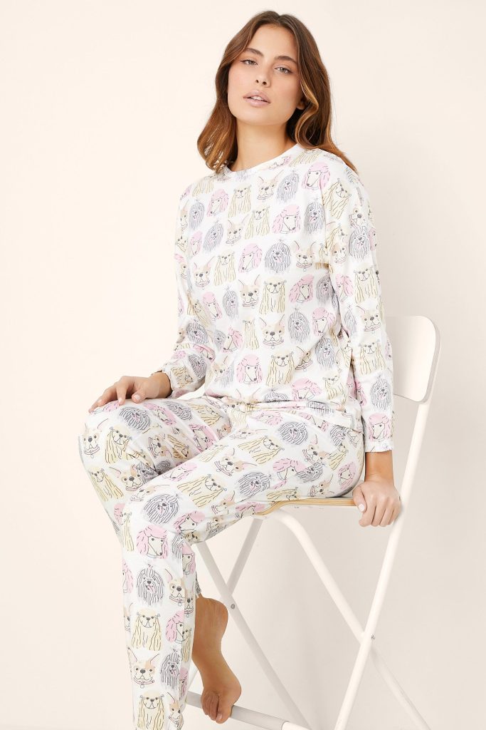 Pyjama femme avec de jolis chiens