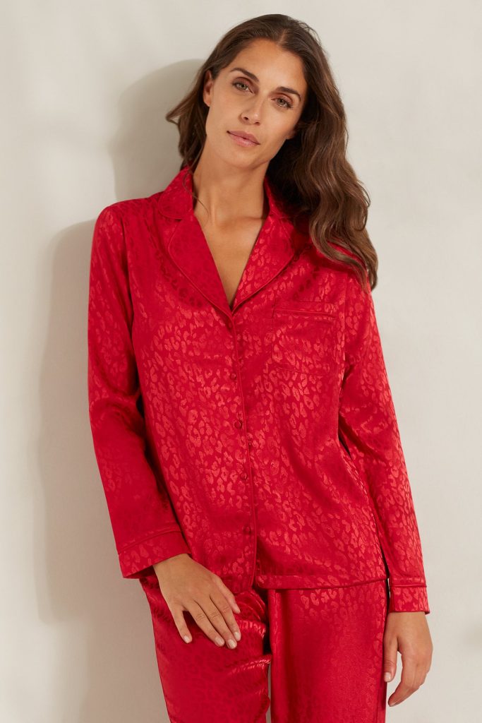 Pyjama long femme léopard rouge avec ouverture sur le devant